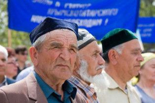 Янукович наказав Азарову вирішити проблему з кримськими татарами