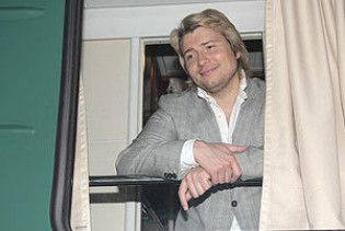 Микола Басков молодшає в потязі