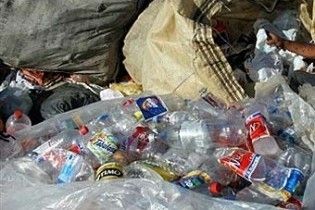 Вінничанин варив самогон з пластикових пляшок