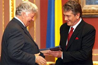 Ющенко присвоїв батькові Петра Порошенка звання Героя України