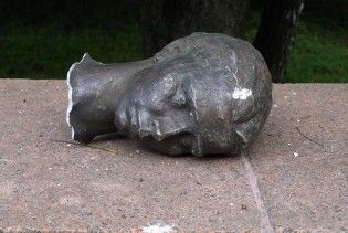 Пам'ятник Лесі Українці в Луцьку став жертвою вандалів