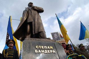 Партія регіонів: звання Героя для Бандери розколює Україну
