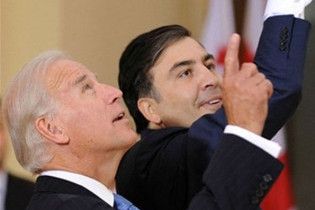 Байден порадив Саакашвілі "слухатися маму"