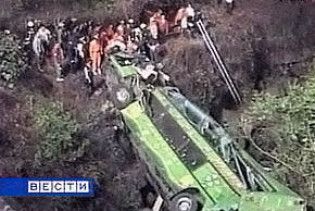 У Болівії автобус зірвався в прірву. Загинуло 19 людей