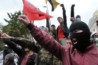 Націоналісти оточили ВАСУ з плакатами "Бандера прийде – порядок наведе!"