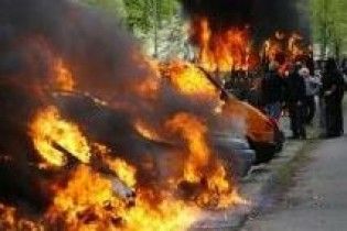 У Парижі тривають зіткнення арабської молоді з поліцією