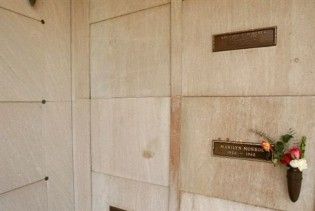 Місце у склепі поряд з Мерилін Монро продано за 4,6 млн доларів