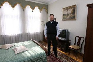 Уряд відбиратиме в Януковича дачу через три суди