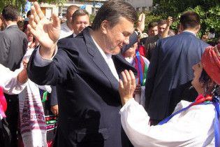 Янукович заспівав "а капела" в центрі Луганська (ВІДЕО)