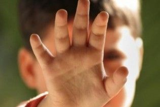 Підліток ґвалтував 8-річного хлопчика, а його друзі знімали все на камеру