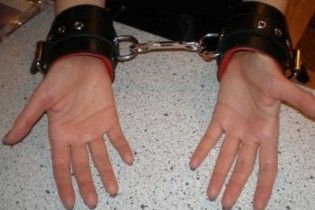 На Буковині пастор секти тримав на ланцюгу співмешканку і ґвалтував дітей