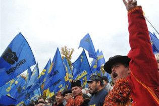 У Києві пройшов марш УПА: спалено прапор Партії регіонів