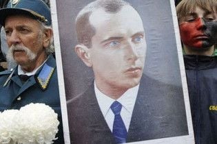 Онук Бандери поміняє звання Героя на дачу Януковича