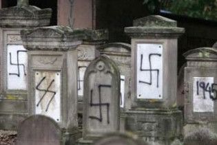 В Івано-Франківську єврейське кладовище розмалювали свастиками