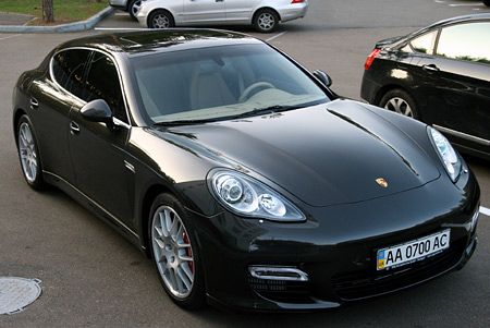 Автомобіль Porsche Panamera Turbo Андрія Шевченка
