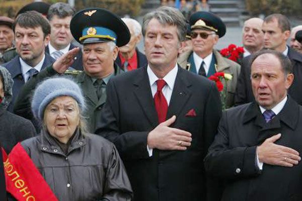 Церемонія покладання квітів до могили Невідомого солдата