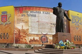 У Чернівцях троє юнаків сплюндрували пам'ятник Шевченку