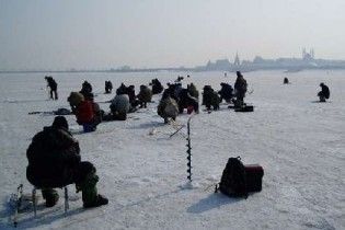 У Києві заборонили зимову риболовлю