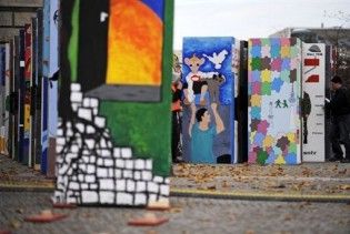 У Києві встановили фрагмент Берлінської стіни