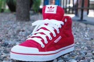 Adidas випустить кросівки за один євро
