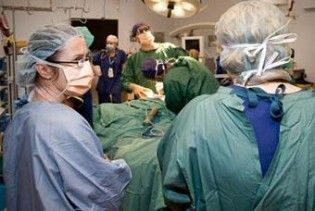 Австралія оголосила всесвітнє "полювання на лікарів"