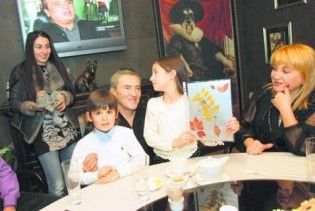 Черновецькому подарували скелет динозавра і листівку від Тимошенко