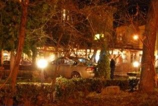 У центрі Львова неповнолітній на авто батьків протаранив кілька машин і кіоск
