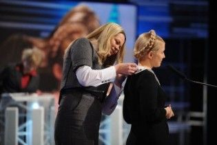Тимошенко майже роздягнулася в прямому ефірі
