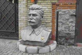 У Донецьку суддя встановив перед будинком бюсти Леніна та Сталіна