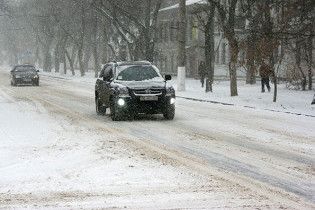 Через снігопади на півдні України ускладнений рух транспорту