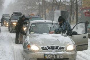 Через негоду перекрито рух транспорту у восьми областях