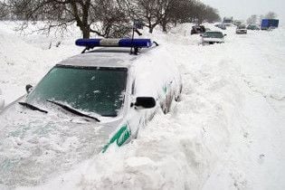 На Луганщині дороги розчищають танками