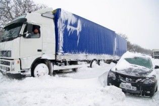 Залізниця та автошляхи по всій Україні завалені снігом