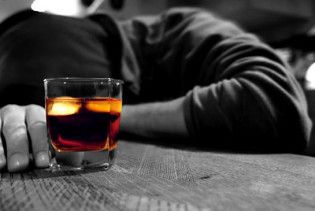 Дві жінки напоїли чоловіка та видурили у нього квартиру
