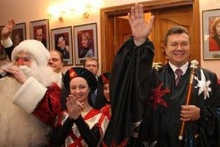 Янукович пообіцяв до 2015 року ліквідувати усіх сиріт