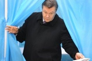 Янукович проголосував без дружини, але з Ганною Герман