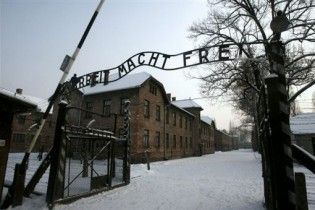 Викрадений напис Arbeit Macht Frei повернули до Освенцима