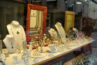 Працівник обчистив ювелірний магазин на 300 тисяч
