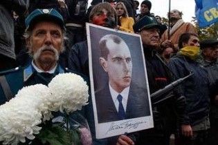 Діаспора закликала Януковича захистити честь Бандери