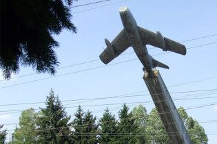 У Тернополі демонтують пам'ятник льотчикам, які загинули у Другій світовій