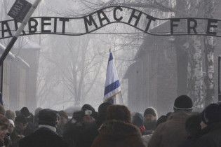 У Польщі знайдено документи лікарів про знущання над в'язнями Освенцима