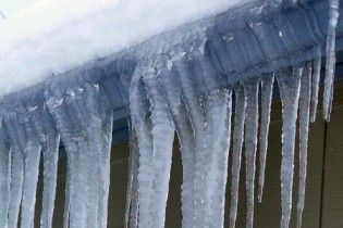 У Кременчуці бурулька, яка впала з 5-го поверху, зняла з жінки скальп