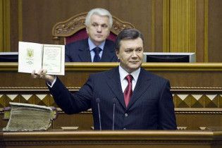 Янукович урізав собі зарплату на 50%
