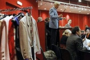 Вінтажний одяг від Chanel розпродують в Парижі