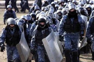 Внутрішні війська з собаками оточили "Укрспецекспорт"