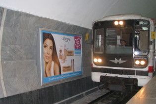 У харківському метро чоловік стрибнув на рейки, попісяв і втік