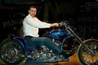 Віталій Кличко подарував брату мотоцикл "Удар"