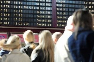 Британців, які застрягли в аеропортах, вивозять на військових кораблях