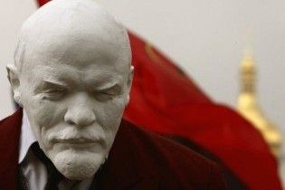 У Кременчуці на пам`ятнику Леніну написали: "Кат України"