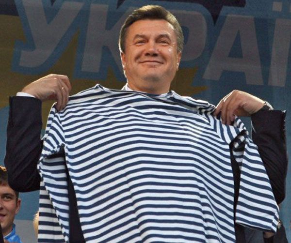 Віктор Янукович приміряє тільняшку